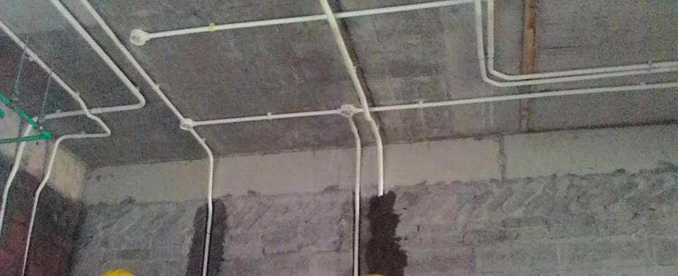 Ống luồn dây điện âm tường.